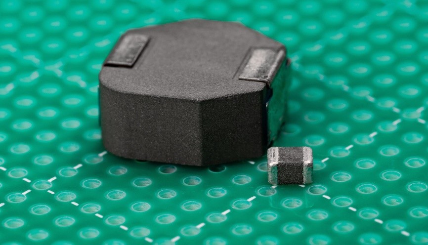 1738911210456132.jpg 图 1:8.2µH 电感器 (400kHz) 和超小型 3.3µH 电感器 (2.1MHz) 的尺寸比较.jpg